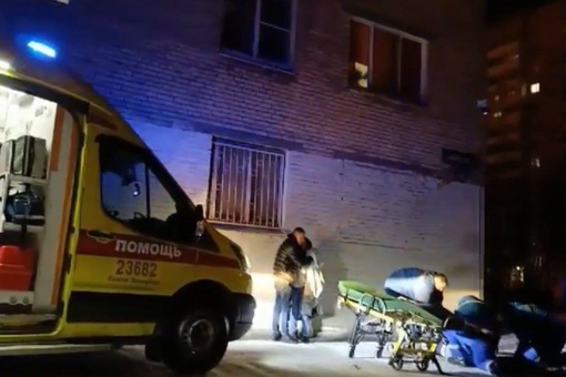 Ребёнок попал в реанимацию после падения из окна шестого этажа в Невском районе 
 
11-летний мальчик выпал из..