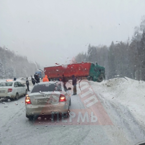 От подписчика 

Снова ДТП на дороге Екатеринбург-Пермь. Будьте аккуратнее на дорогах!

Подпишись 👉🏻..