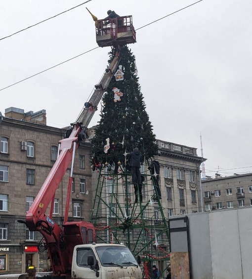 Последние следы праздника в Питере 
 
У метро «Петроградская» убирают..