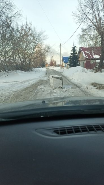 Жители улицы 5я Балтийская в очередной раз заблокировали проезд к детскому саду, почте. Сначала установили..