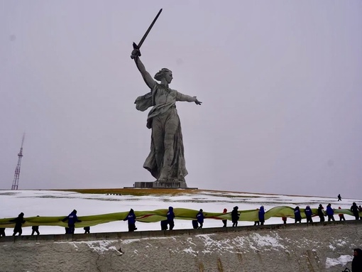 В Волгограде в день 81-й годовщины Победы в Сталинградской битве волгоградская молодежь подняла на Мамаев..