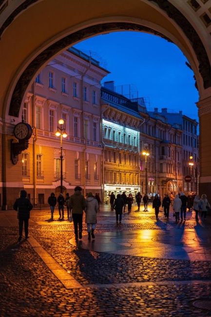 Вечерняя атмосфера Дворцовой площади..