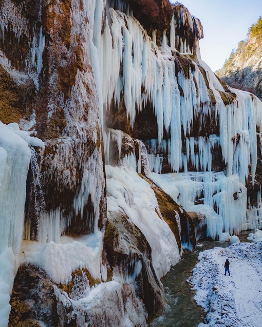 Чегемские водопады зимой.

Это место является примером невероятного контраста между летним и зимним..