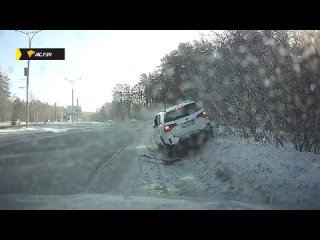 Водитель внедорожника Toyota, вылетел на встречку на Бердском шоссе и спровоцировал массовое ДТП с участием..