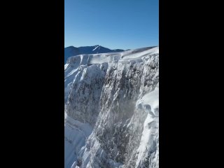 Снежные карнизы в горах Сочи❄️ 
Красиво, но очень опасно, особенно для лыжников⛷️
📹Юрий..