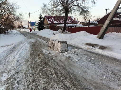 Жители улицы 5я Балтийская в очередной раз заблокировали проезд к детскому саду, почте. Сначала установили..