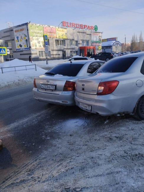 На улице 4-я Челюскинцев произошла авария. Водитель датсуна сдавал назад и не увидел другую машину.

Новости..