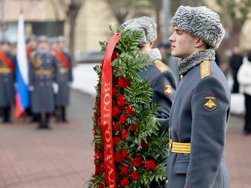 🕯 В Волгограде жители и гости Волгоградской области почтили память защитников Отечества минутой..