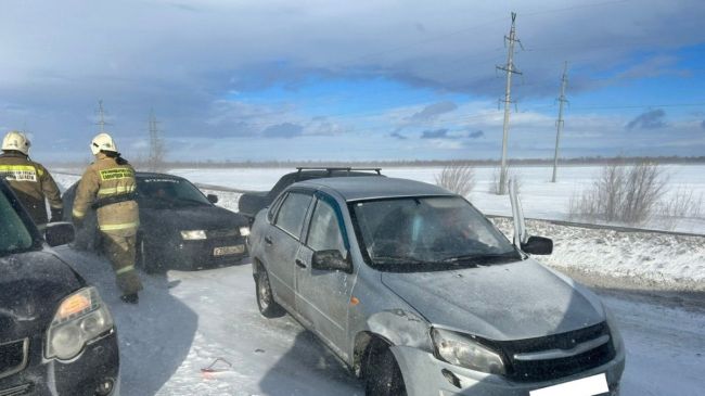 Под Самарой на трассе случилось массовое ДТП с 8 машинами 

Есть пострадавшие
 
Экстренные службы работают на..