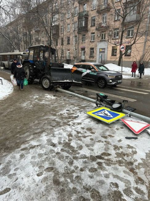 Минус один дорожный знак и светофор на Перекрёстке Скобелевского и Энгельса..