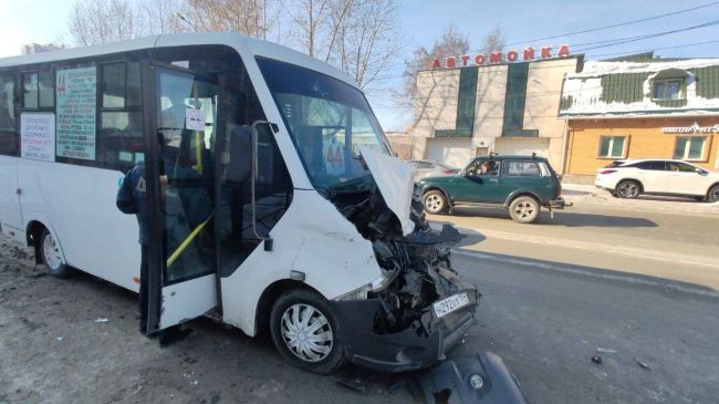 Пять пассажиров маршрутки получили травмы в ДТП в Новосибирске 

Все случилось сегодня на улице Никитина...