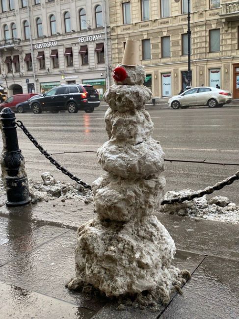 Петербуржцы слепили снеговика прямо на Невском проспекте. Никого не..