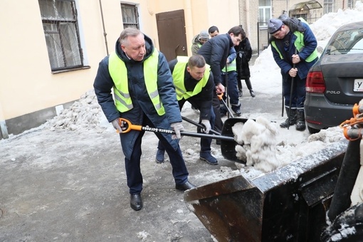 Петербургские коммунальщики всю зиму не могли почистить улицы и дворы от снега, а нынче вынуждены..