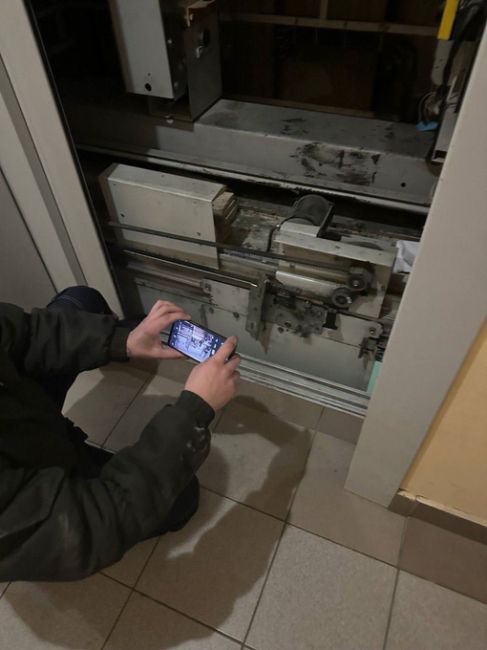 Лифт с подростком сорвался в шахту на юге Москвы

17-летняя девочка поднималась на 9 этаж ЖК «Загорье», когда..