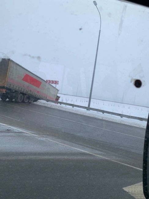 На виадуке у деревни Золотово большегруз вылетел через отбойник в кювет
..