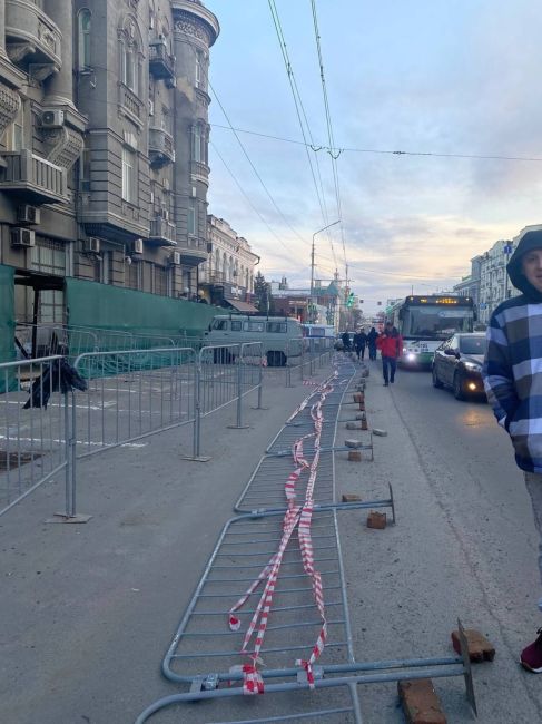 Организованный для пешеходов проход у здания полиции на Буденновском рухнул под натиском резкого порыва..