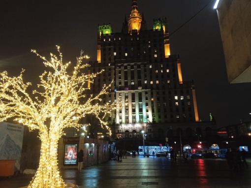 Новогодний транспорт продолжает радовать москвичей и гостей столицы.

Фото..