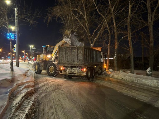 В Челябинске продолжается уборка снега 

Сегодня на уборке дорог задействовано 315 единиц техники и 569..