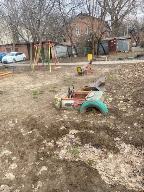 «Детская площадка» в Александровке

Мы просто оставим это..
