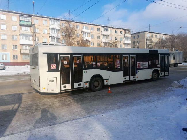 Водитель автобуса №30 похоже торопился отъехать от остановки на улице Есенина, что не закрыл двери. В итоге..