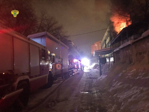 Пожар возник на кондитерской фабрике на Амурской улице в Москве.

Площадь пожара составляет 100 кв. метров...