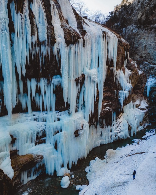 Чегемские водопады зимой.

Это место является примером невероятного контраста между летним и зимним..