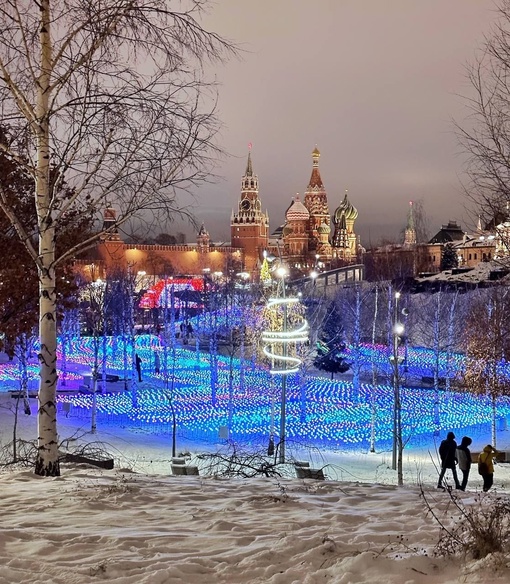 Новогодние огни в Москве будут радовать нас ещё одну недельку, до начала весны.

Фото..