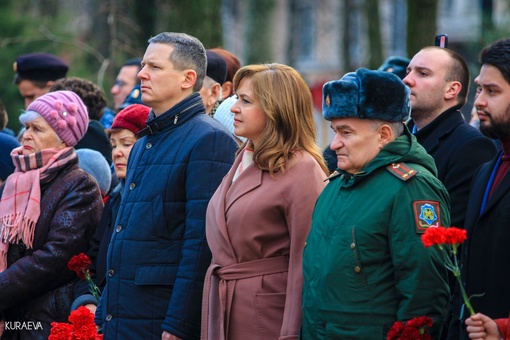 Еще немного кадров со вчерашней церемонии возложения цветов и венков на Театральной..