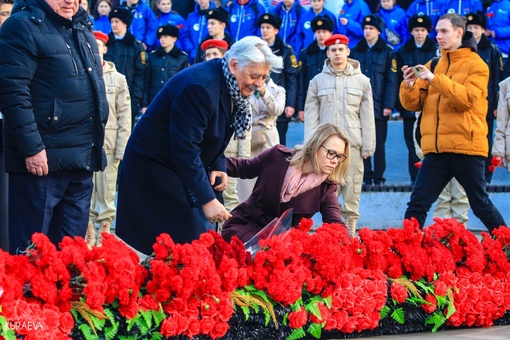 Еще немного кадров со вчерашней церемонии возложения цветов и венков на Театральной..