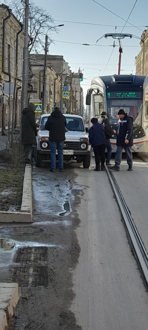 «Где же эвакуаторщики ,когда надо их нет, пробки из-за таких у....в», задаётся справедливым вопрос наш читатель..