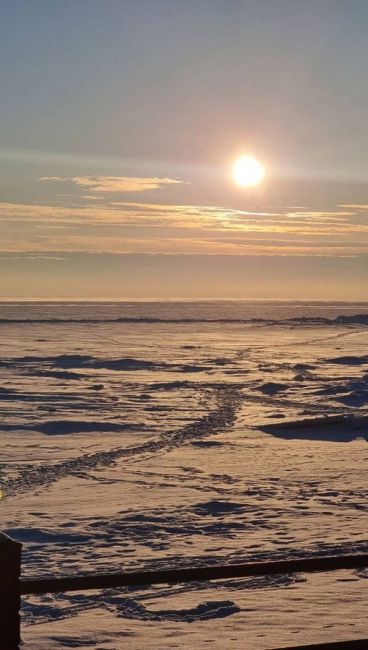 Красивый зимний закат над Финским заливом в..