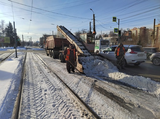 Дорожники сменили подход к уборке улиц от снега — омичи уже заметили перемены 
 
В городском управлении..