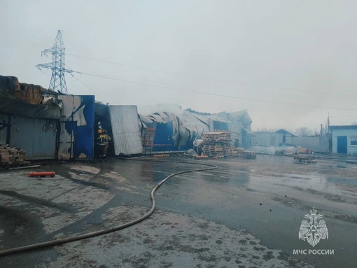 Спустя 7 часов пожар на складе в Батайске..