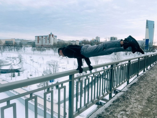 Петербуржец-экстремал сделал стойку на руках на перилах Коммунального моста в Перми 

Мужчина рассказал, что..