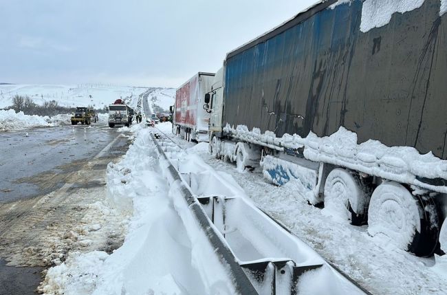 Автодор призвал водителей отказаться от поездок по трасе М-4 «Дон» в Ростовской области из-за плохой погоды.
..