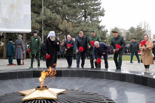 У вечного огня в сквере имени Фрунзе сегодня почтили память павших..