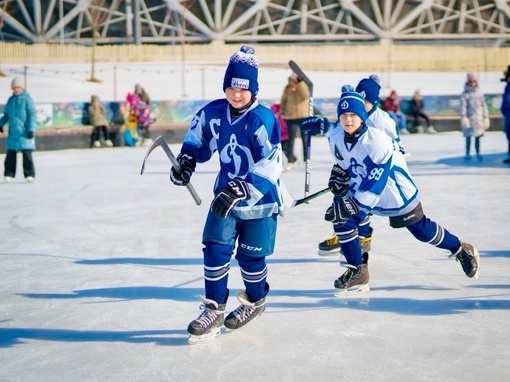 Доброе спортивное! 🌟 

🏒 Совсем юные, но очень талантливые хоккеисты из клуба «Динамо» показали в парке..