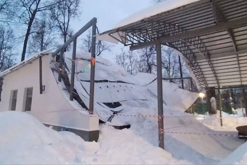 Под тяжестью снега в парке на Большой Филевской обрушилась постройка. 

Пострадавших..