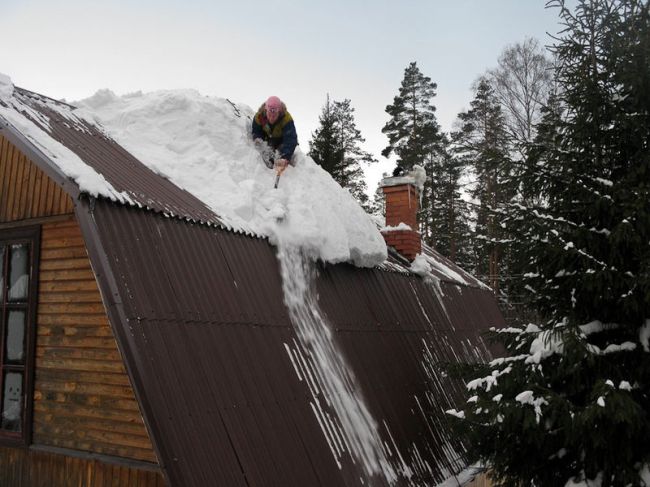 Омич решил почистить крышу от снега и получил серьезные травмы

В больницу Омского района поступил 45-летний..