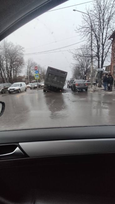 Сегодня в Шахтах провалился грузовик..