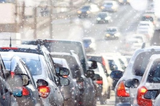Сегодня пробки в столице ожидаются  раньше обычного из-за сокращённого рабочего дня. 

Количество машин..