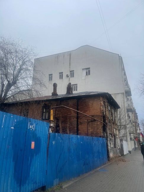 На Соколова, 54 от ветра стало разваливаться здание. Кирпичи буквально валяются на..