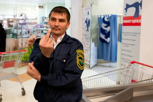 В московском супермаркете охранник потребовал с пенсионерки огромную сумму за то, что та забыла оплатить..
