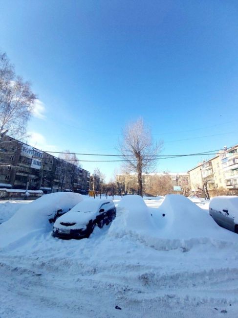 Челябинск утопает в снегу. 

В вашем районе почистили снег?

Фото: Челябинск..