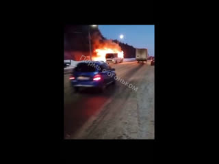 Вчера на трассе Чайковский-Пермь при выезде из Воткинска загорелся автобус. Как сообщается, транспортное..