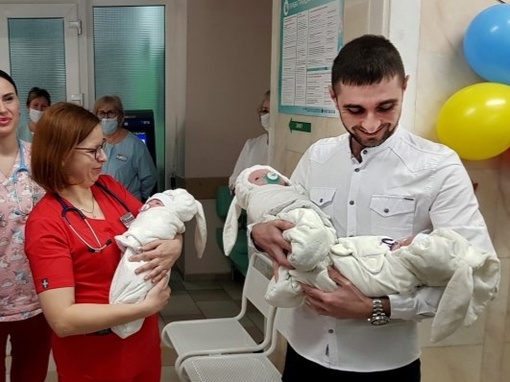 В Волгоградской области родилась первая тройня в 2024 году. Две красавицы-девочки и мальчишка появились на..