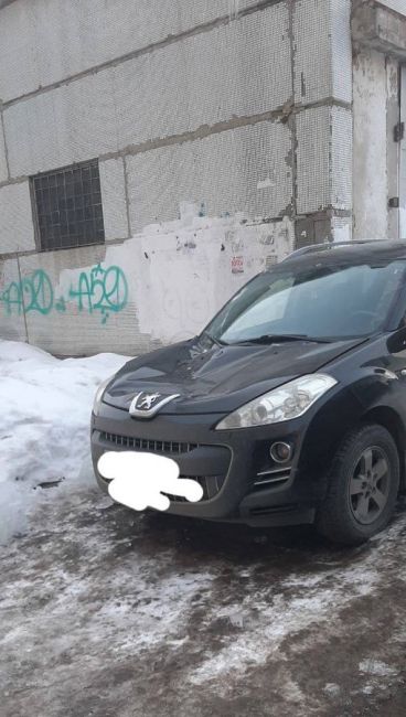 На Чичерина, 42 на припаркованный автомобиль упала глыба льда. 

Фото. канал «Новости Челябинска и..