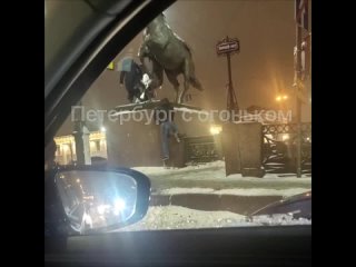 Странную фотосессию заметили на мосту. 

Когда очень хочется поближе сфотографироваться с..