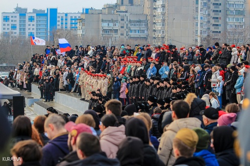 Еще немного кадров со вчерашней церемонии возложения цветов и венков на Театральной..