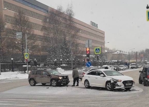 Вновь в Перми снегопад, а значит возможно увеличение числа ДТП! Будьте осторожны!

На Стахановской уже..